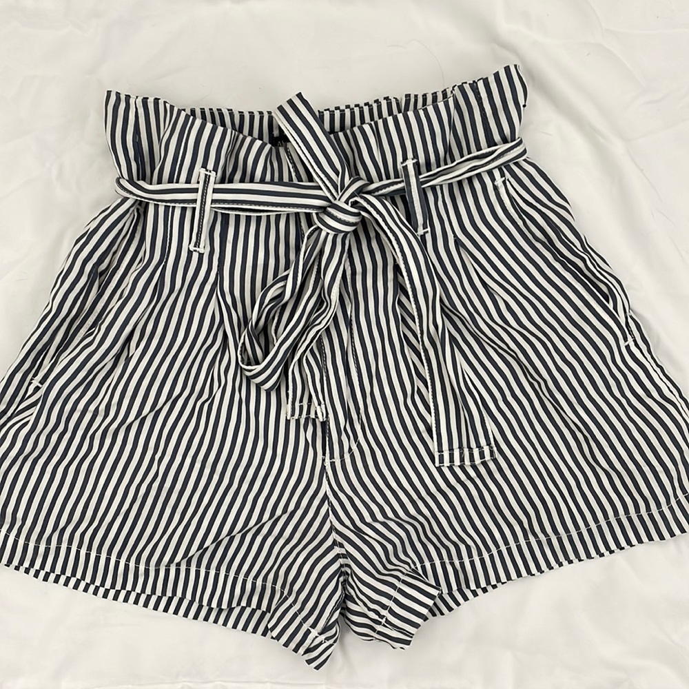 ABERCROMBIE & FITCH - High Rise Paper Bag Shorts